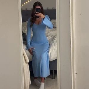 Blå Långklänning prislapp kvar  - Helt ny blå långklänning med prislapp kvar. Storlek XS. Säljes för 500:- eftersom jag köpte den för 699:- och aldrig använd. Vid frågor kontakta mig 🫶🏽