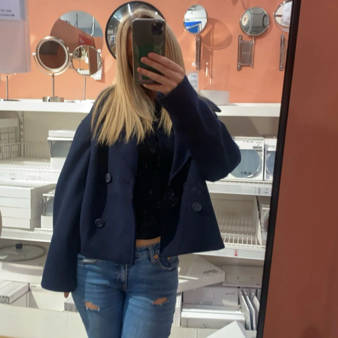 Blå slitna jeans med raka ben