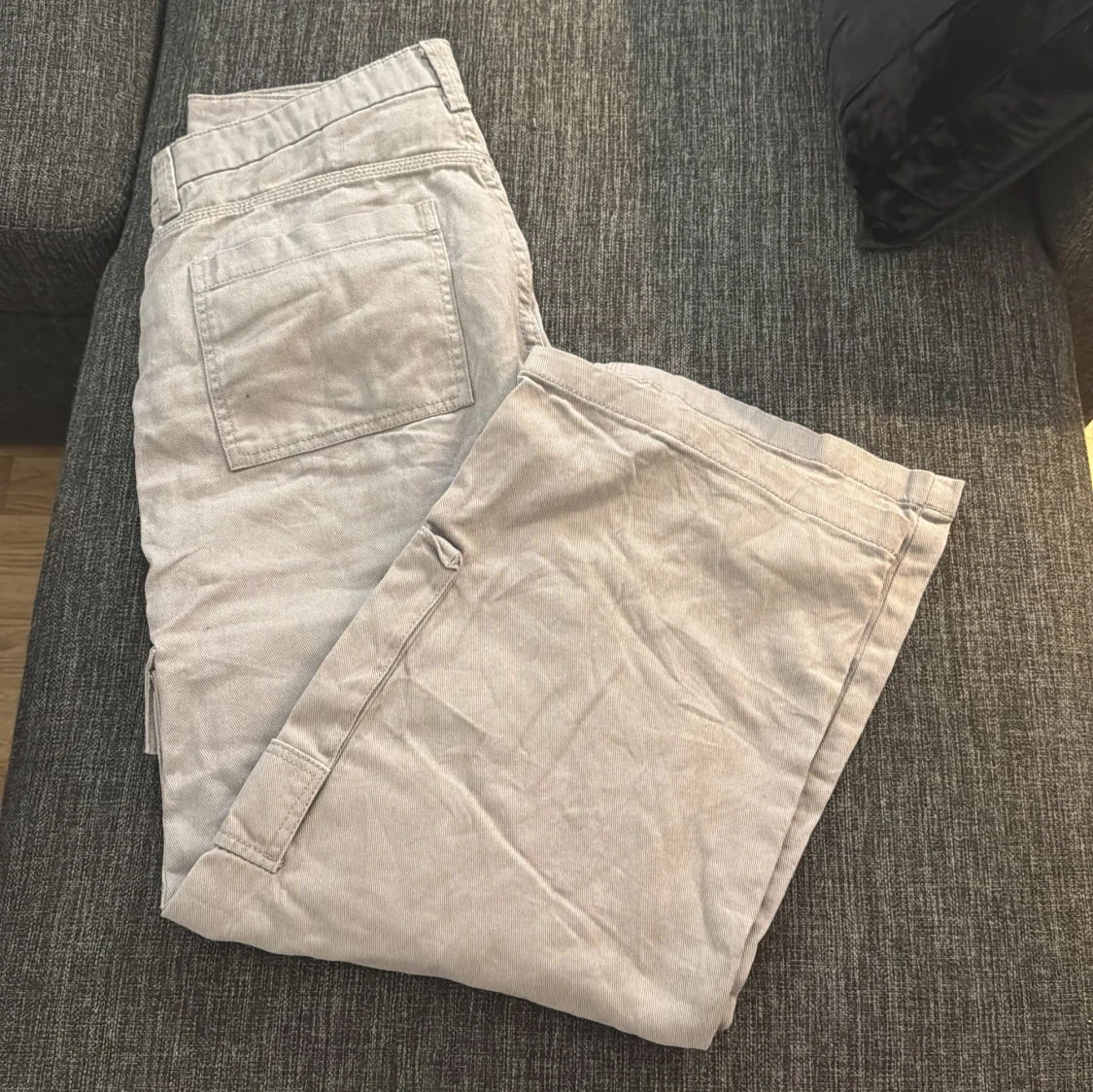 Grå cargobyxor med fickor - 1