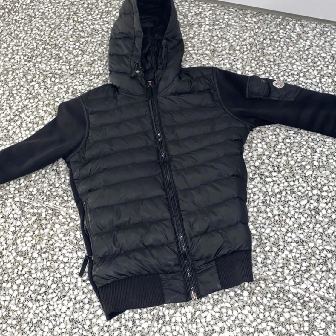 Svart pufferjacka med huva från Moncler