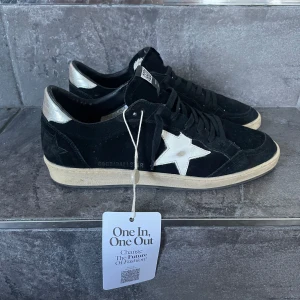 Golden Goose Ballstar - Priset är diskuterbart! Säljer sjukt snygga och unika golden goose. Skönaste skorna jag testat. Skorna är i storlek 42 men passar även större. Väldigt bra skick och låda medföljer!