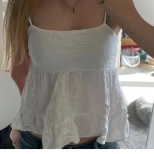 Vit volang linnetopp med knytning - söt volangtopp med knytning i ryggen. Jättefin nu till våren/sommaren😙 den är i strl M men har sytt om den så den sitter som XS! Den är från gina Tricot och den slutsåld. Bra skick!!