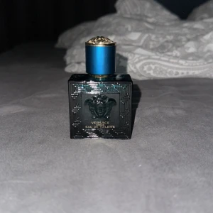 Versace Eau de Toilette herrparfym - Säljer en lyxig herrparfym från Versace. Nypris för 30ml är cirka 500kr, mitt pris är 350. Helt oanvänd, förpackning saknas då jag fick den i ett paket med tillbehör av samma doft