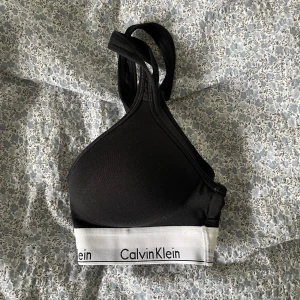 Calvin Klein BH - Säljer en oanvänd calvin klein sport bh för att den tyvärr va för liten. Den är i nyskick och har inga tecken på användning💗🫶🏼