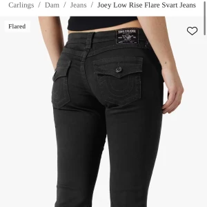 Low waist true religon joey - Jättesnygga trendiga säljer då dem inte passar längre. Jätte bra skick. Nypris 1200kr. Kommer tyvärr inte gå ner i pris. Skriv till mig för egna bilder eller funderingar💗💗💗