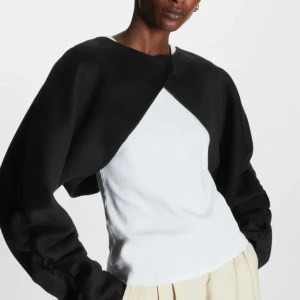 Söker COS bolero  - Söker denna boleron ifrån COS. Antingen i marinblå eller svart. I storlek XS/S. Skriv gärna om ni har, betalar bra!♥️🙏🏼