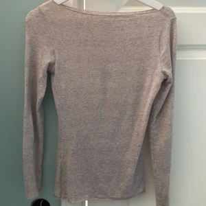 Intimissimi tröja - Säljer min beiga tröja från Intimissimi i S då den inte kommer till användning lägre. Varan är använd ett få tal gånger.