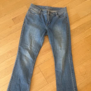 Blå low waist bootcut jeans The Dreamer - Säljer ett par klassiska blå bootcut jeans från The Dreamer. Jeansen har normal passform, fem fickor och dragkedja med knapp. De är tillverkade i denim och har en snygg tvättad look med lätt slitning på låren. (lowwaist) -jag är 1,63 och sitter perfekt längd mässigt. ifall du är mellan 1,60-1,65 så är det en perfekt längd. 