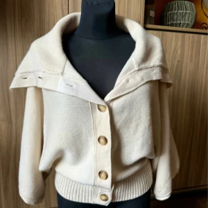 Kashmir kofta  - Världens coolaste kofta i ull och Kashmir med 3/4 ärmar 🩷 får så sjukt mycket komplimanger för den. Sista knappen har gått av och har valt o ha kvar de så men den finns så man kan sy tillbaka den. Gräddvit 