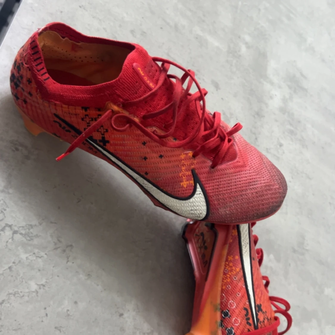 Röda Nike fotbollsskor med snörning - 1