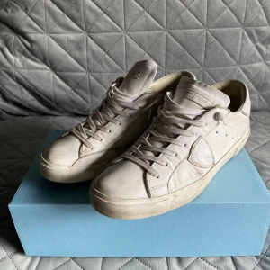 Vita sneakers från Philippe Model - Säljer nu ett par phillipe modells i storleken 43 | Skick 9/10 | Nypris 3489kr säljer dessa för 1799🤝| Dustabag och box medföljer vid köp🙌