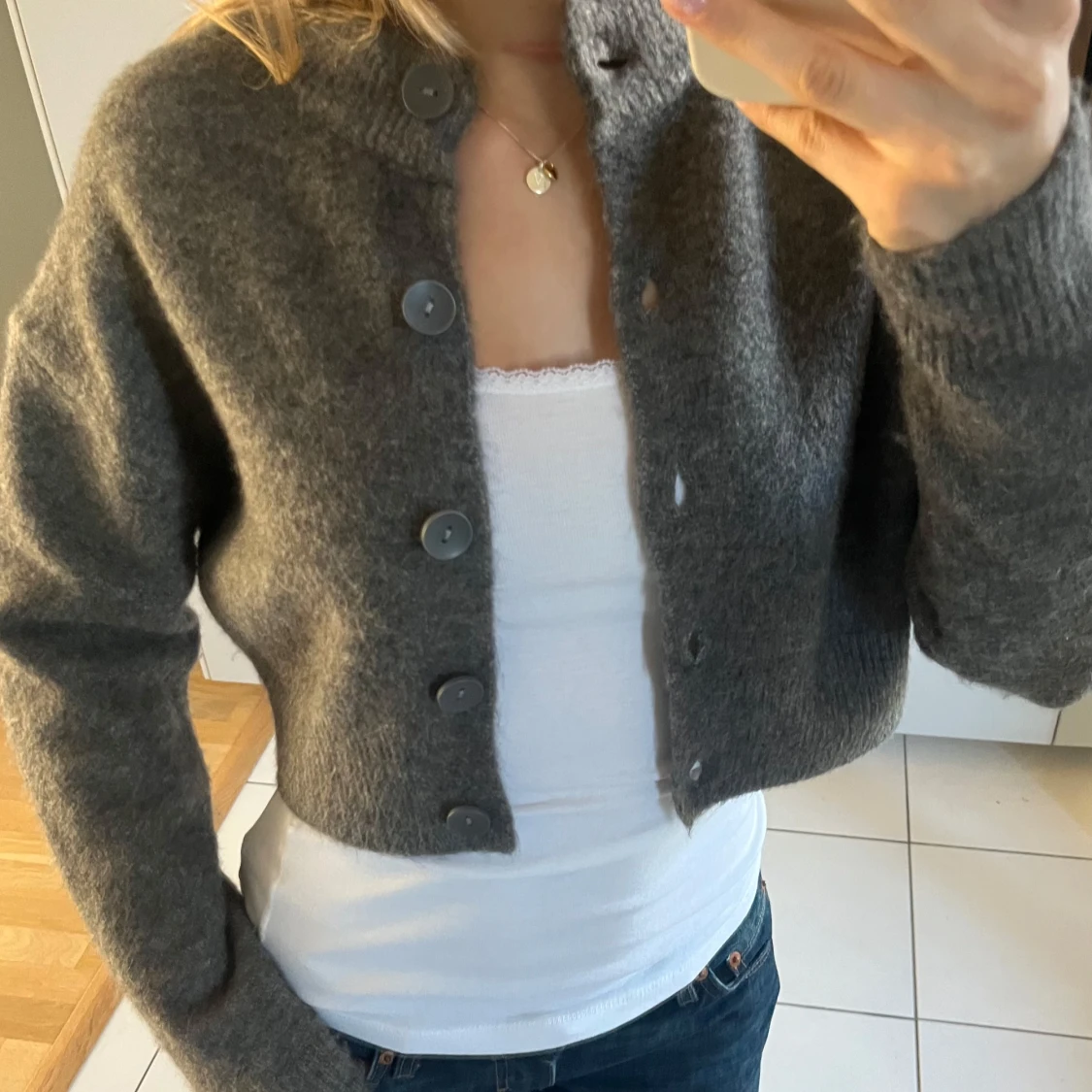 Grå croppad kofta med knappar - 1