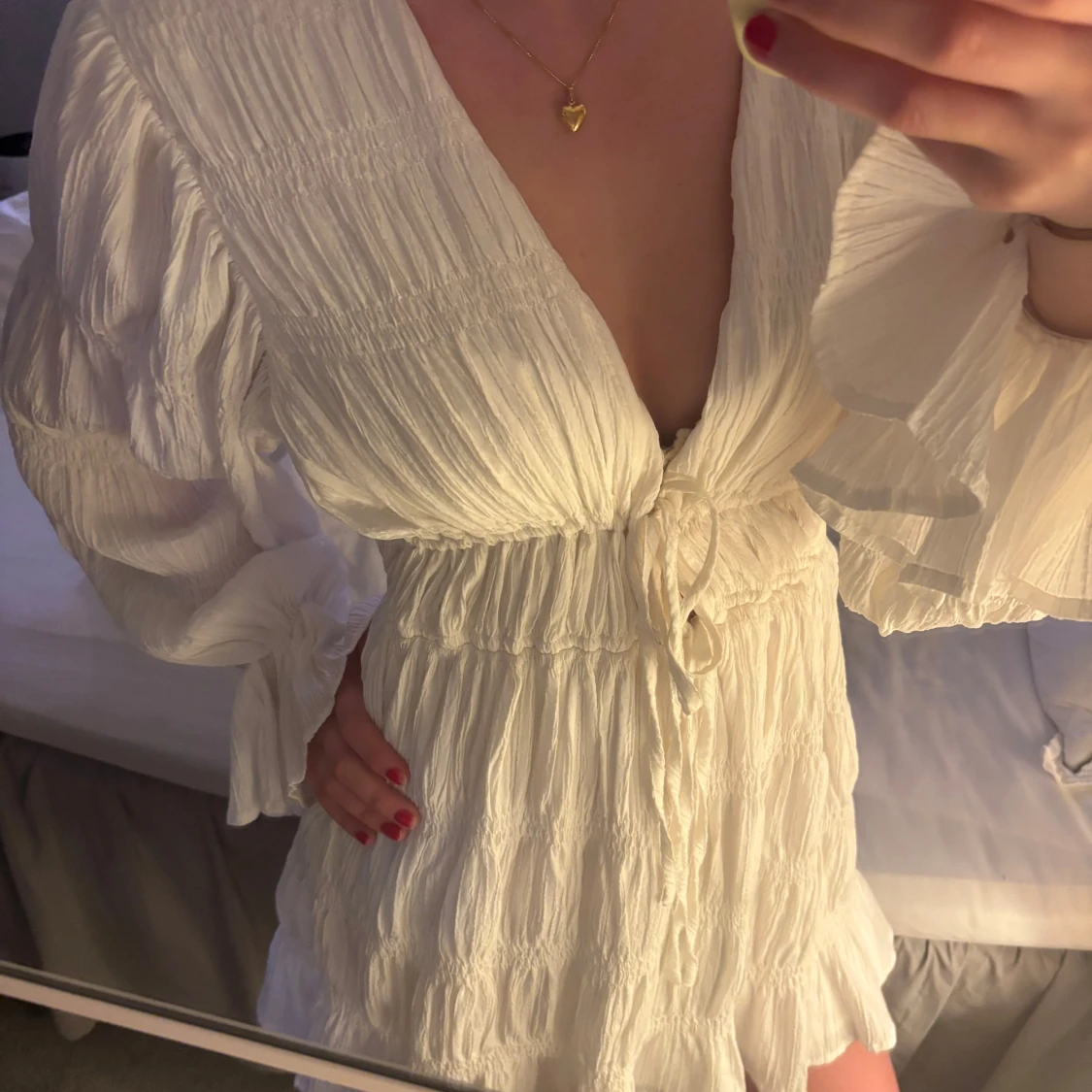 Vit omlottklänning med volang från NA-KD