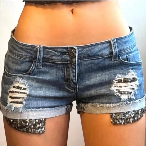 Vintage jeansshorts från Tally Weijl - Jättefina lågmidjade jeansshorts med paljett fickor