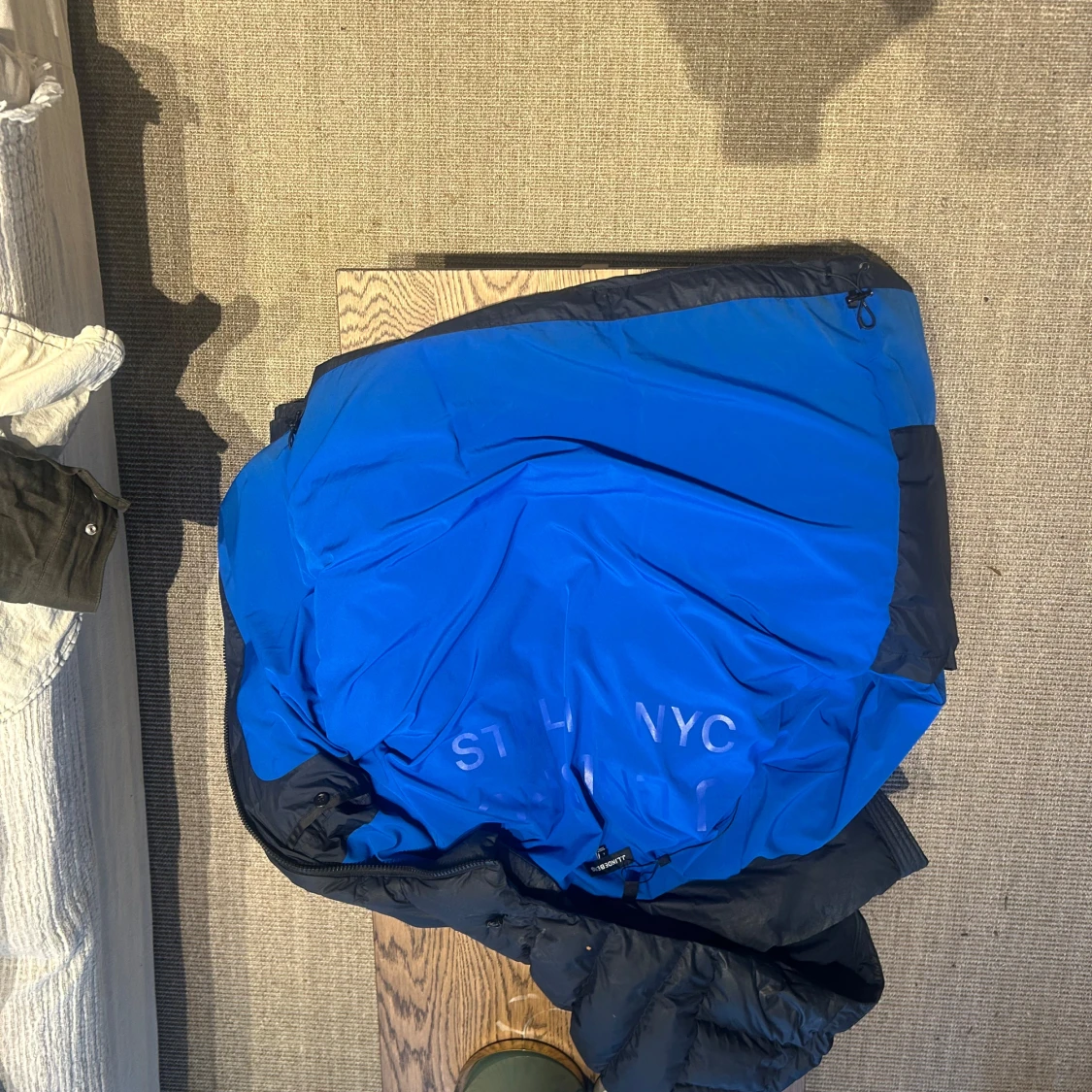 Svart pufferjacka med blått foder från j.lindberg - 1