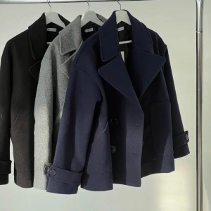 Mörkblå kappa med bred krage - Snygg mörkblå kappa ifrån design by sí, färgen heter navy. Nypriset ligger på 760 kr🥰🥰hör av er vid frågor! (Bilderna är ifrån hemsidan!)❣️