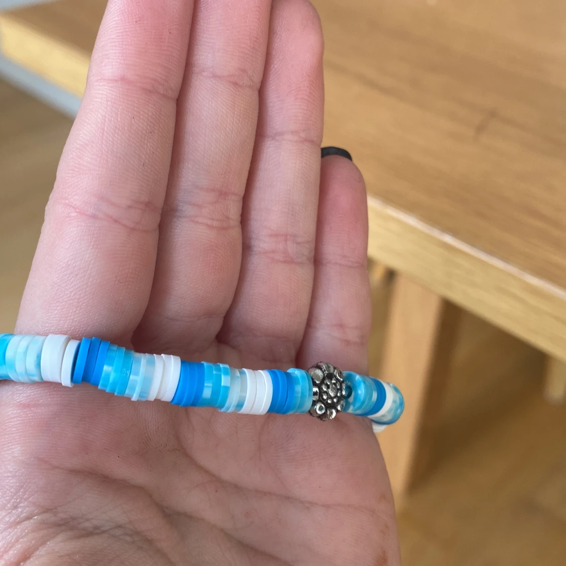 Blått pärlarmband med silverfärgad detalj - 4