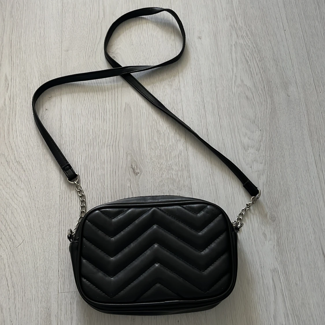 Svart quiltad axelväska med kedjedetaljer - 1