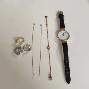 Ringar, armband, örhängen, klocka  - Klocka från Mockberg, aldrig använd- 1000kr   Armband från Edblad, använt men inga defekter- 200kr   Örhängen från Pilgrim, använda men inga defekter- 200kr   Ringar från Edblad, använda men inga defekter på de silvriga. Den som är guld/silver har blivit lite ful i färgen- 100/st