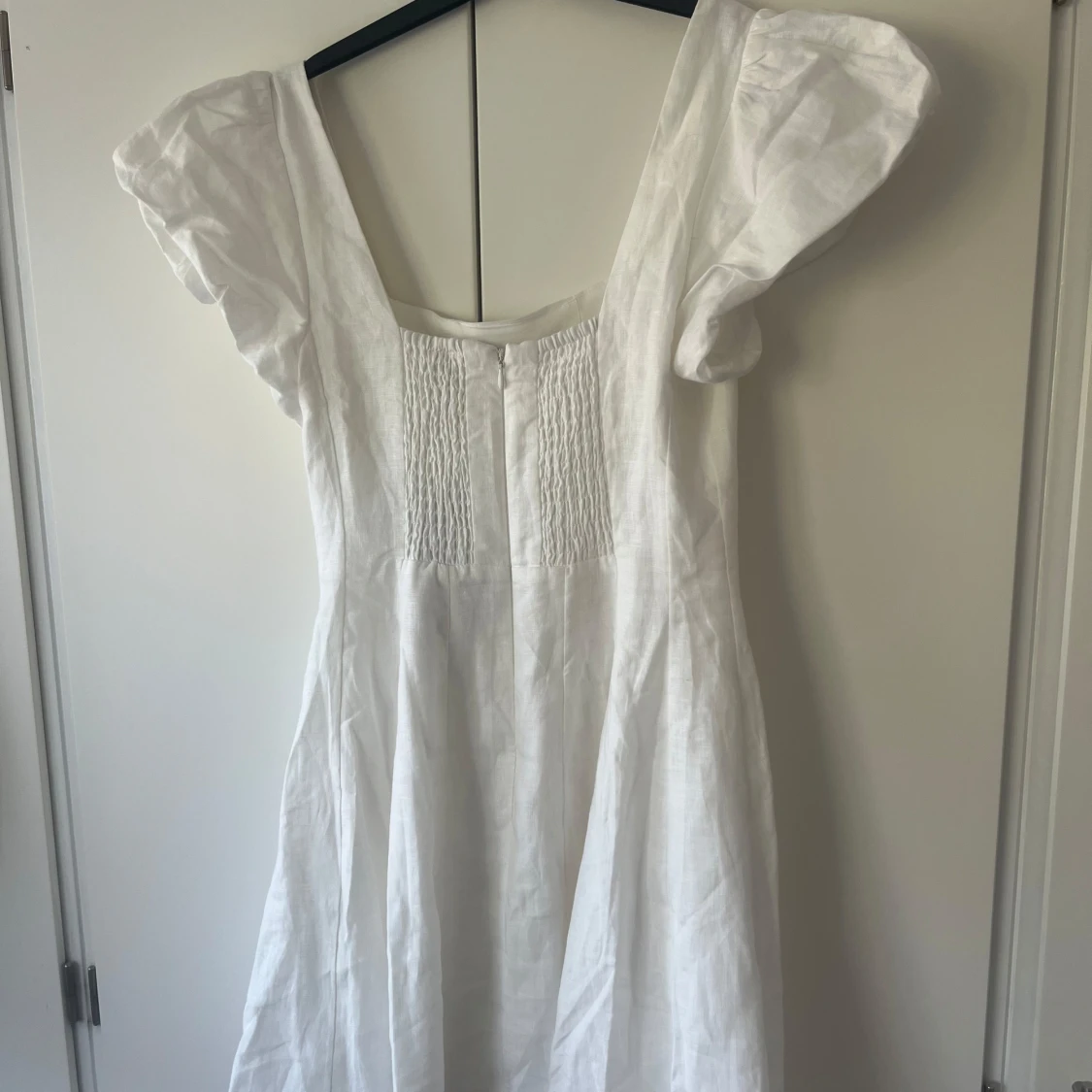 Vit klänning med puffärmar från Forever New - 2