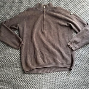 Grisch soft Sail racing sweatshirt dragkedja - Sail racing kofta med dragkedja som var lite för stor för mig som är 173cm 70kg, den är xxl men kids size alltså är den L i riktig storlek skulle jag gissa. Väldigt grisch!