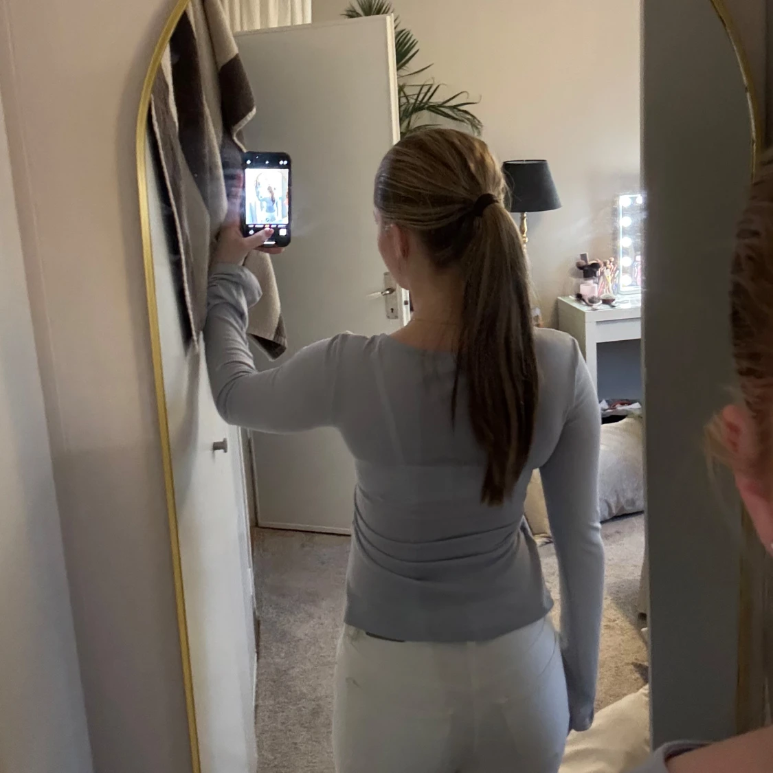 Ljusgrå långärmad omlottopp med knyt - 1