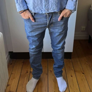 Blå diesel jeans  - Blå jeans från diesel, rak passform, storlek 31/32. Nyskick. Bara skriva vid några frågor.