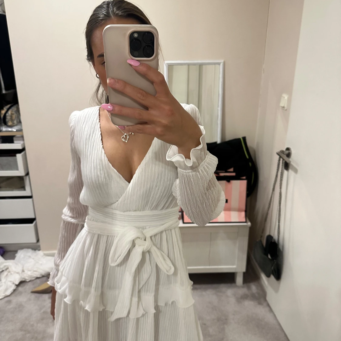 Vit omlottklänning med volang och knytband