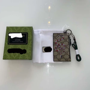 Korthållare med band - Kan ta emot prisförslag. Säljer en helt ny korthållare med band och med alla tillbehör. Den är oanvänd och i perfekt skick. Säljer den eftersom jag inte har någon användning för den. Perfekt tillfälle att göra ett bra köp!  Priset är inte hugget i sten!!