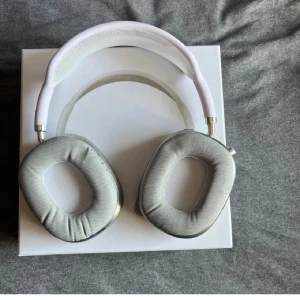 AirPod Max - Säljer dessa helt nya Hörlurarna. dem har Bluetooth och ljudet är som priset, förvänta dig inte samma ljud som originala men ändå bra för priset. Dessa är inte autentiska ifall det inte syns på bilderna, priset går att diskuteras. Ifall du har några frågor alls är det bara att skriva!