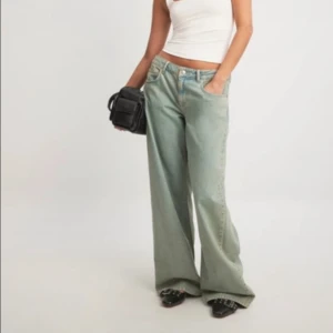 Ljusblå wide leg jeans - Skitsnygga  ljusblå jeans wide leg med normal passform, låga i midjan. Använda en gång, 699kr nypris