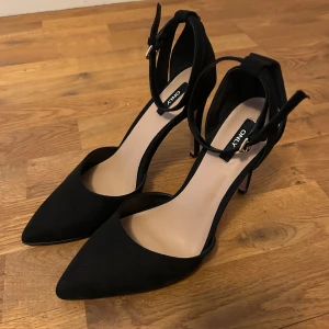 Svarta pumps från Only - Snygga svarta pumps från Only med spetsig tå och klack.