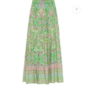 Marta du chateau långkjol  - Säljer en långkjol med grönt, rosa och gult paisleymönster inköpt på Lululia förra sommaren! Använd en gång så i jättefint skick. Kjolen har smock i midjan för en bekväm passform och är tillverkad i ett lätt och luftigt material, perfekt för varma dagar. Den är en teen onesize. Skulle säga den passar en stl 32-36. Jag är ca 170 cm lång. 