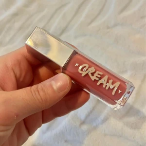 Fenty Beauty Gloss Bomb Cream - Säljer ett Fenty Beauty Gloss Bomb Cream läppglans. Helt ny 💄