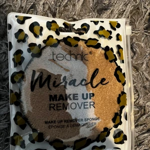 Technic Miracle Make Up Remover Sponge - En mjuk, återanvändbar make up-remover svamp från Technic. Perfekt för att ta bort smink med bara vatten. Kommer i en snygg förpackning med leopardmönster. Enkel att använda och rengöra, passar alla hudtyper. Enkelt att tvätta då den tål tvättmaskin. OANVÄND