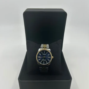 Kompass Stockholm klocka / unisex / 3 ATM / - Kompass Stockholm klocka / unisex / 3 ATM /  Skick: nytt batteri och fint skick.  Fås med en klockbox (inte alltid nödvändigtvis den som är på bild om det inte är original som tillhör klockan).   Övrigt skick enligt bilder.  Tveka inte att fråga om du undrar något.  Villkor mm finns i profilen Mvh Refinedwatches