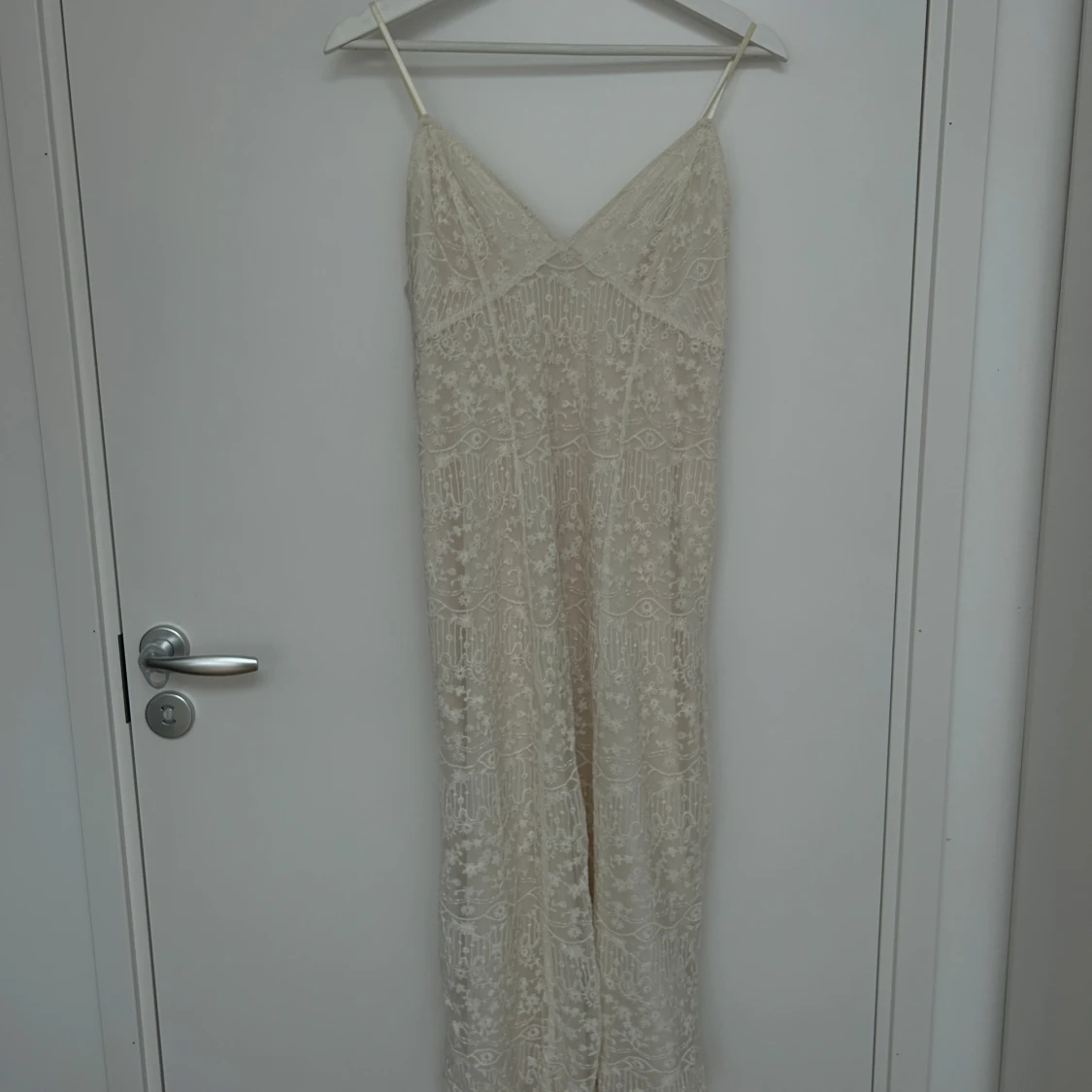 Vit spetsklänning med smala axelband - 1