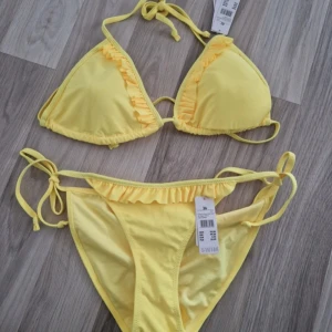 Gul bikini - Helt ny bikini från Cubus, aldrig använd med prislapp kvar☀️ Överdel: 36, underdel: 42