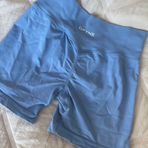 Blå träningstights shorts DFYNE  - Jättefin blå tränings shorts får DFYNE från lanyi kollektions färger. Storlek s och använt EN gång 