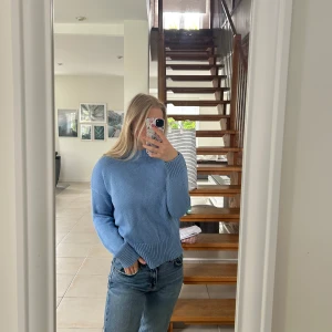 Ljusblå stickad tröja - Säljer även förra stickade tröjan som jag la upp även i ljus blått otroligt fin nu till våren och sommaren 