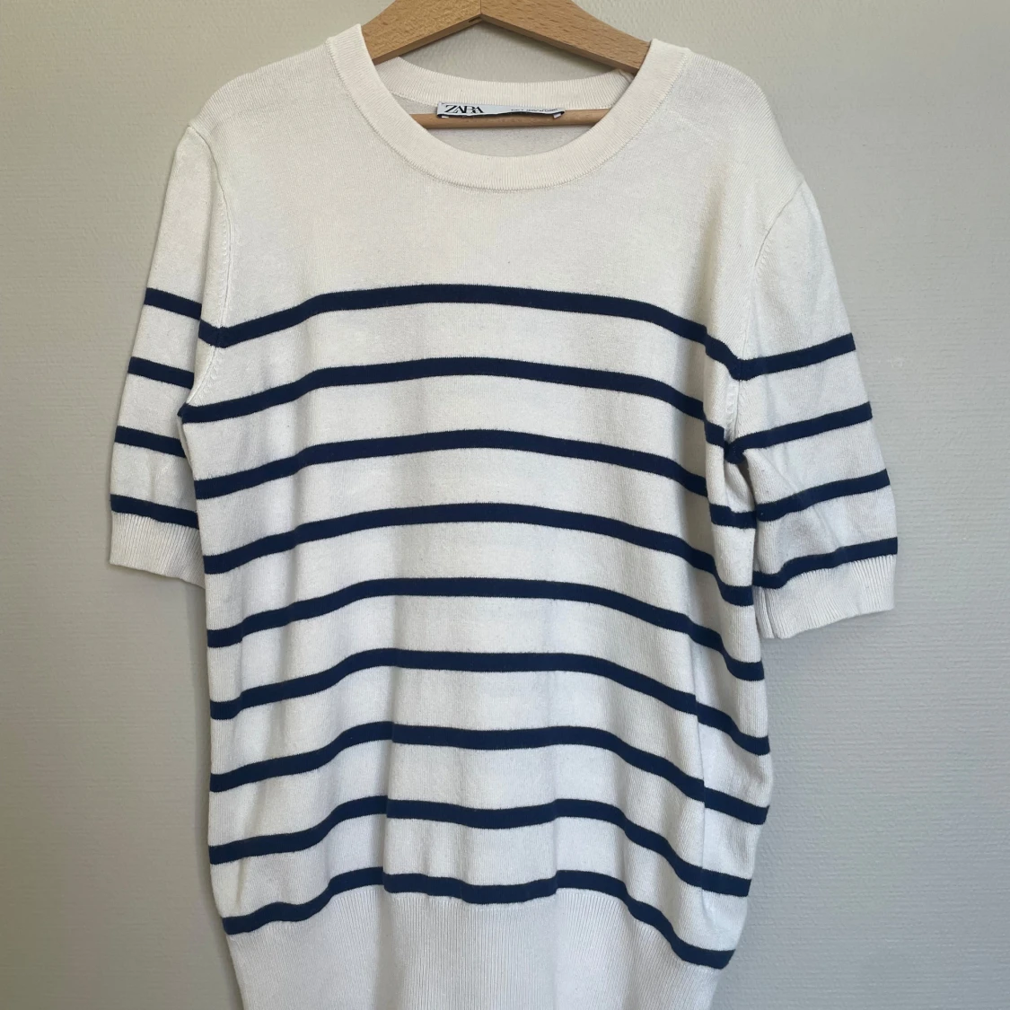 Vit och marinblå randig tröja från Zara
