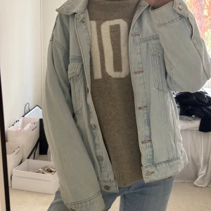 Ljusblå jeansjacka  - Lite oversized så sitter som en S