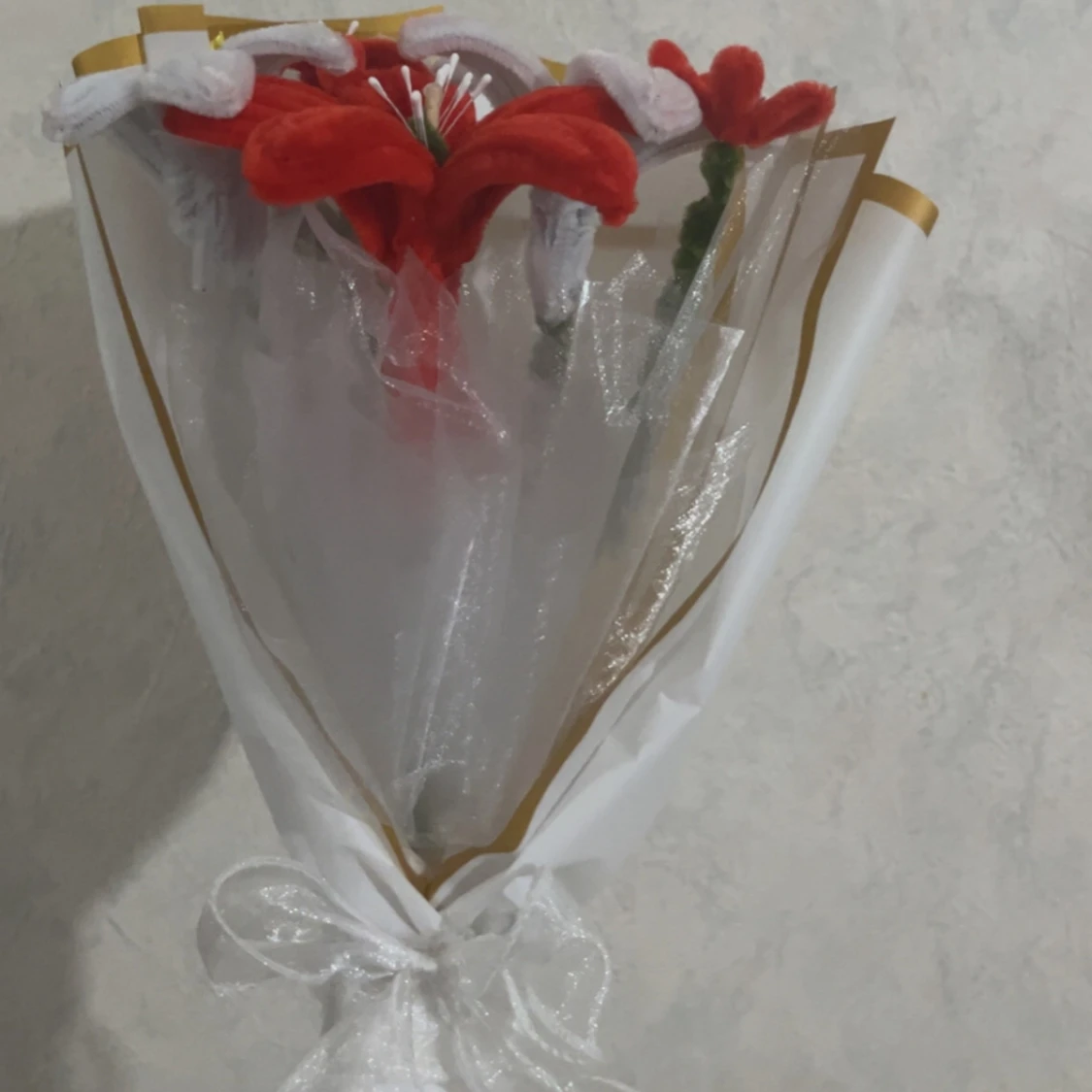 Bukett med handgjorda blommor i rött och vitt - 2