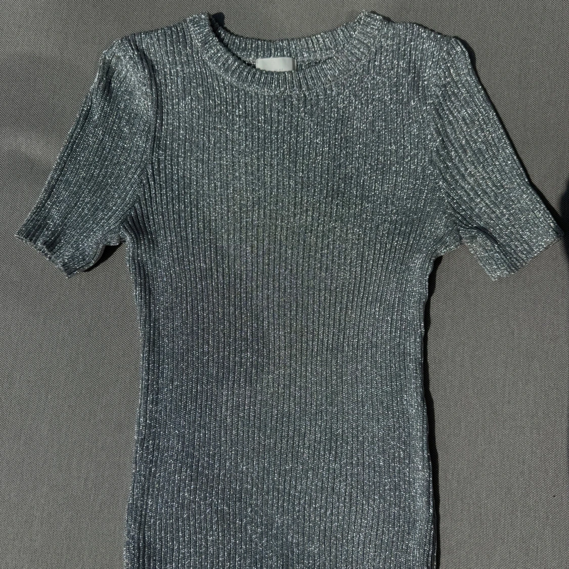 Glittrig ribbad topp från H&M