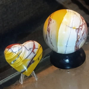 Mookaite, klot plus hjärta - Klot på 6,3cm i diameter. Hjärtat mäter 5,5x5cm. Dom matchar perfekt ihop i färgerna. Båda för 498kr