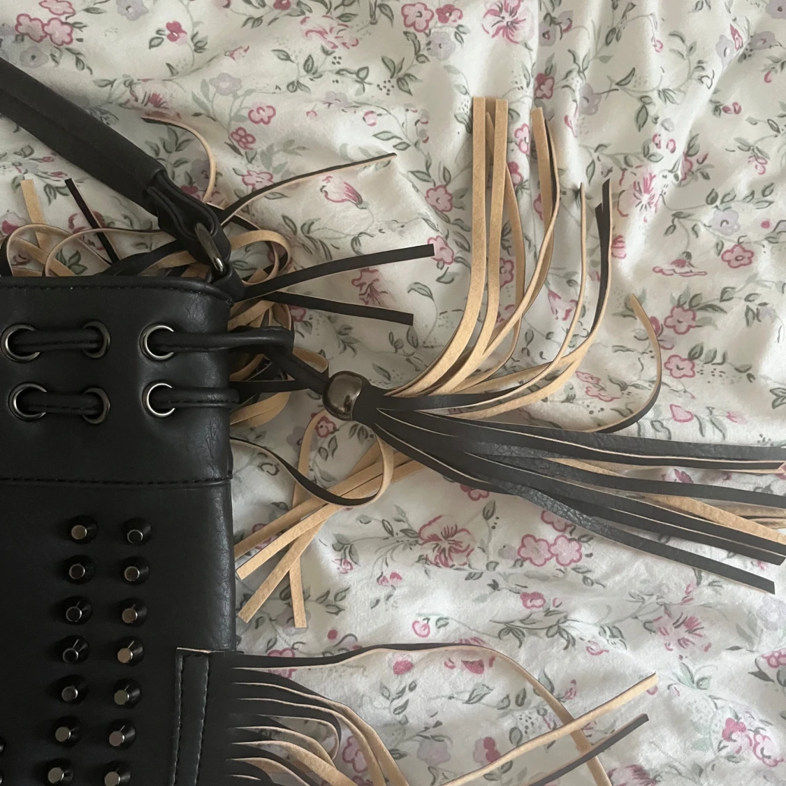 Svart axelväska med nitar och fransar - 2