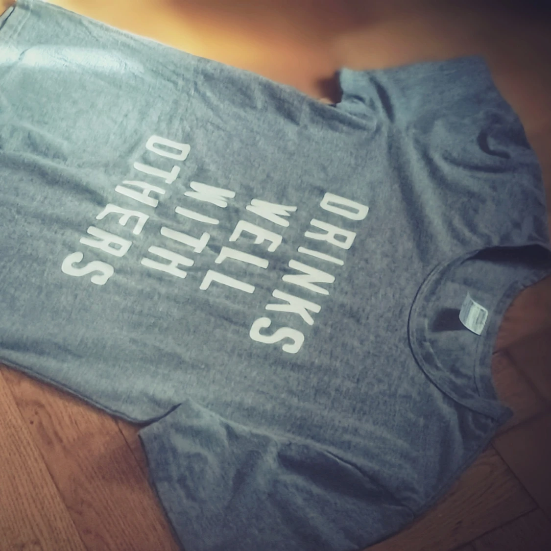 Grå t-shirt med texttryck - 3