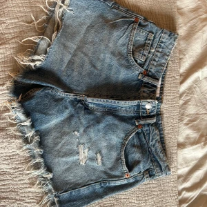 Blå jeansshorts med fransar från Zara - Snygga blå jeansshorts från Zara storlek 38 men passar mig som har 36👍🏼de är i medelhög midja så gick upp en storlek för att få de mer lågmidjade💕