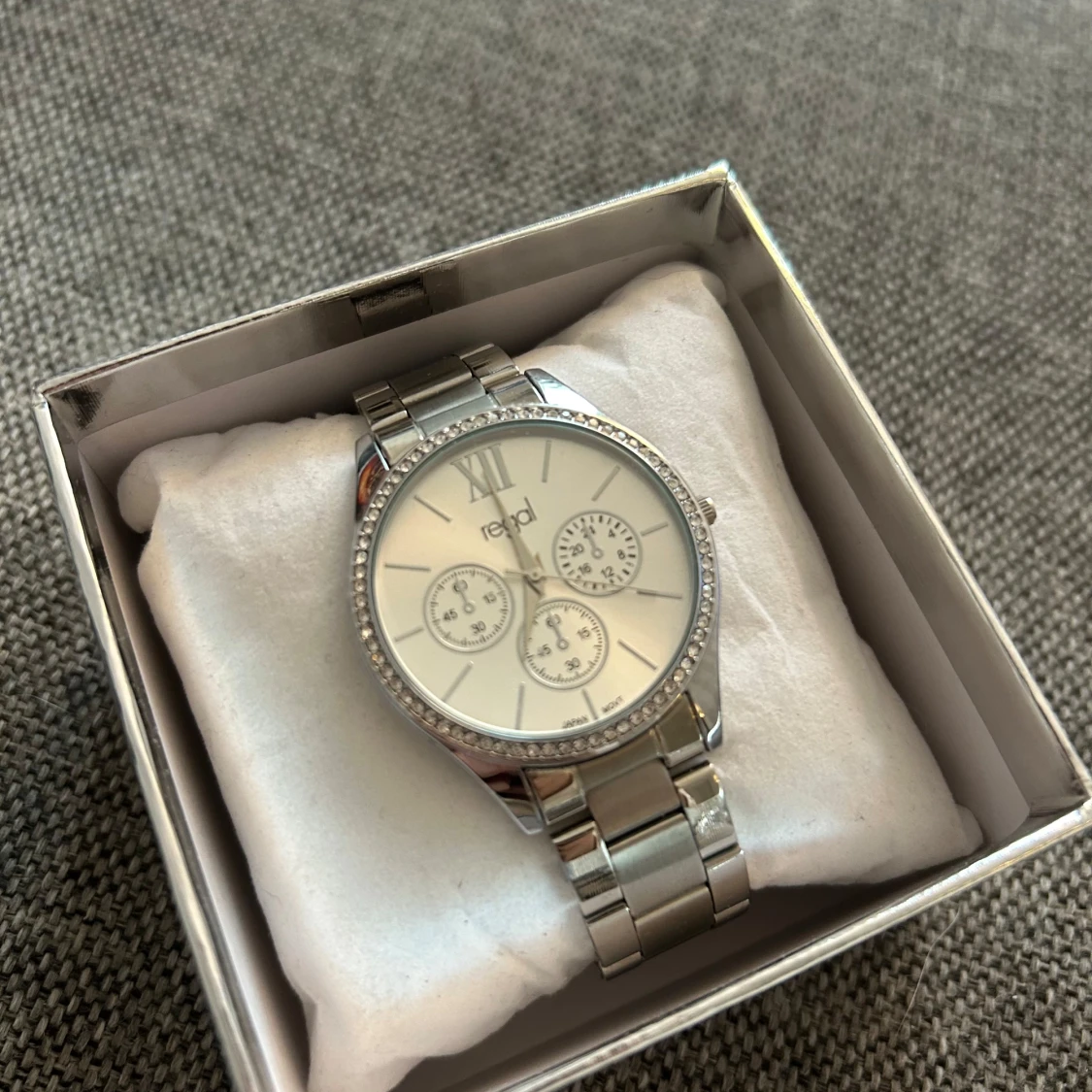 Silverfärgad klocka från Regal - 1