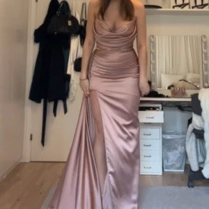 Balklänning - Säljer denna balklänning i en fin ljus rosa champange aktig färg. Köpt på plick! Passar mig som brukar ha S och XS. Jag är 170 och med 10cm klack är den bra längd! Skriv privat för egna bilder 💖